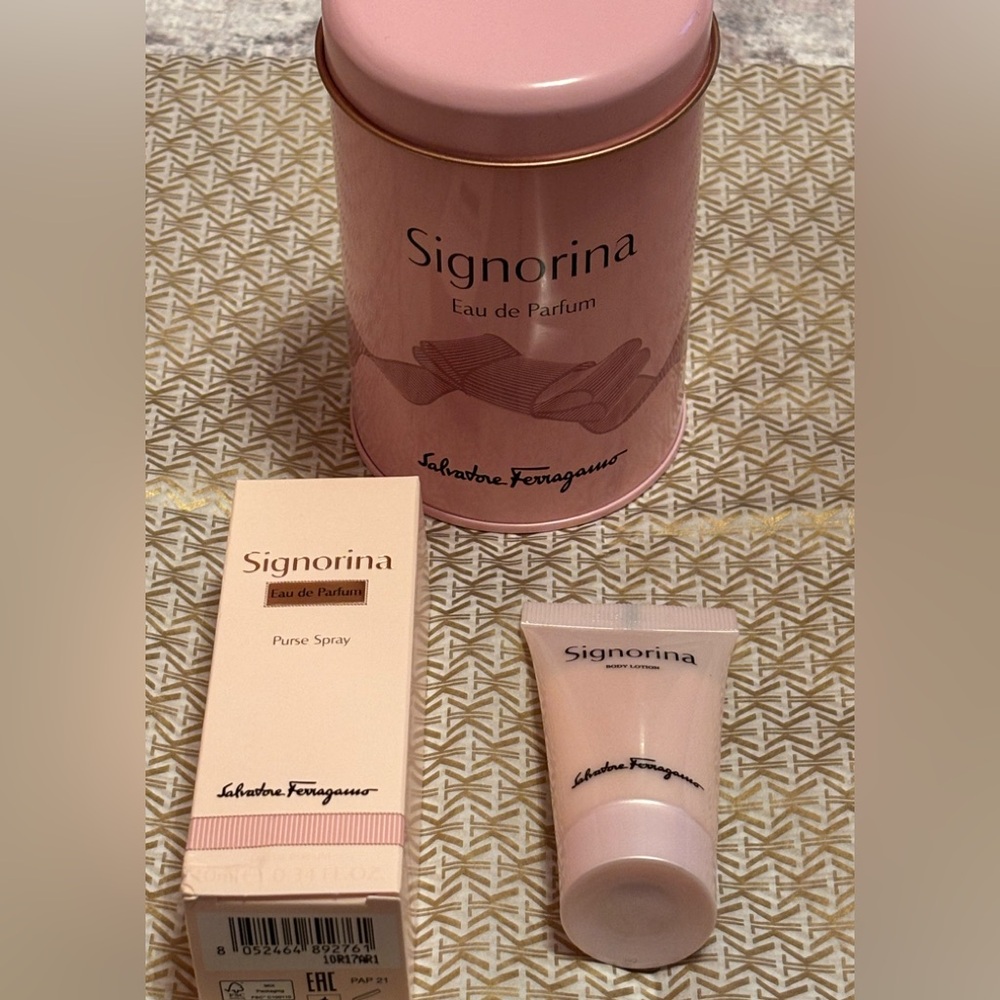 SALVATORE FERRAGAMO SIGNORINA Eau de Parfum Set 

EAU  de  PARFUM

NEW SEALED